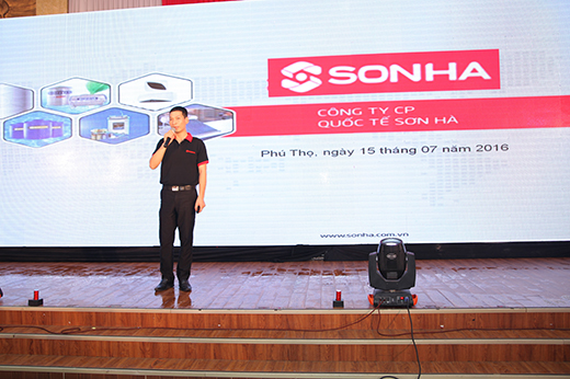 ong-hung-giam-doc-nha-may-son-ha-gioi-thieu-binh-nuoc-nong-shi