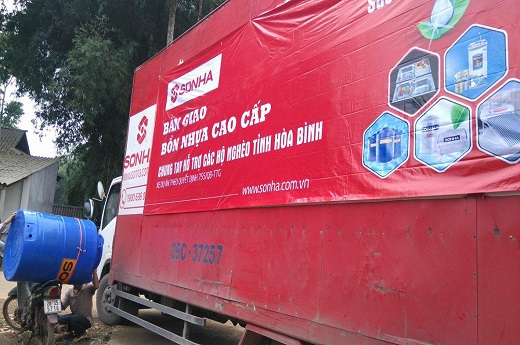 Xe chở bồn nhựa của Sơn Hà tới trao tặng cho các hộ gia đình