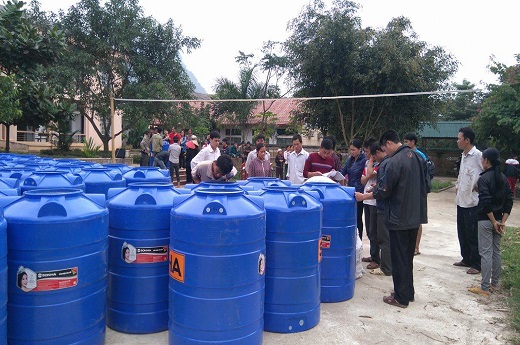 Hơn 300 bồn nhựa đựng nước được công ty Sơn Hà hỗ trợ