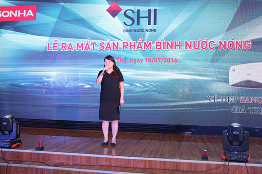 Bà Nguyễn Thị Vân Hương - Phó Tổng giám đốc Tập đoàn Sơn Hà phát biểu tại buổi lễ