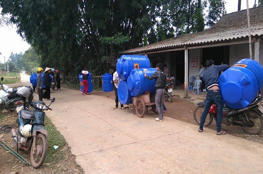Người dân phấn khởi mang bồn nước về nhà