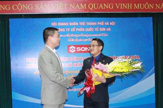 Đồng chí Bounta Thepphavong trao hoa tặng đại diện công ty Sơn Hà