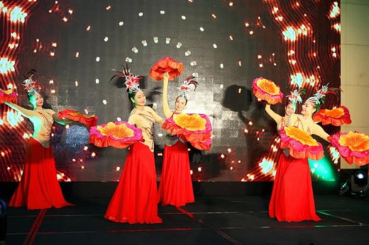 Chương trình ca nhạc chào mừng tại hội nghị.
