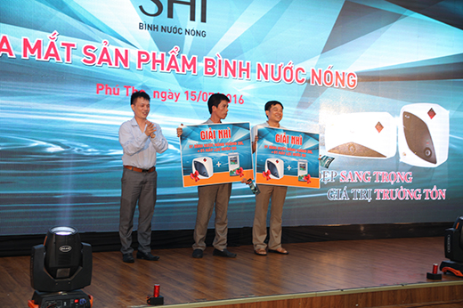 boc-tham-trung-thuong-tai-le-ra-mat-binh-nuoc-nong-shi-giai-nhi
