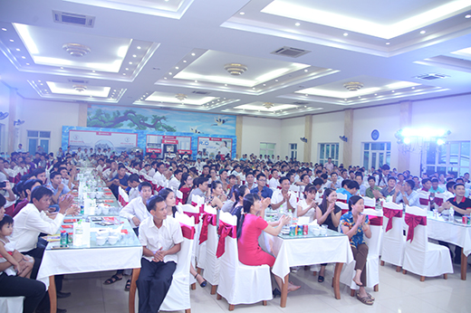khach-hang-tai-phu-tho-tham-du-chuong-trinh-le-ra-mat-binh-nuoc-nong