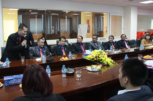 Đại diện đoàn đại biểu Lào giới thiệu và phát biểu trong buổi lễ