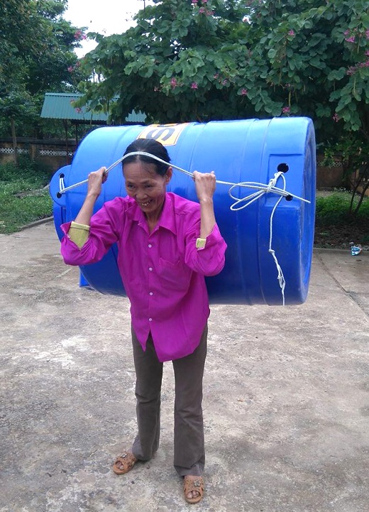 Niềm vui và hạnh phúc của người dân địa phương khi nhận bồn nhựa của Sơn Hà