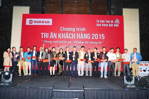 Ông Lê Vĩnh Sơn- chủ tịch HĐQT trao cup lưu niệm cho các khách mời