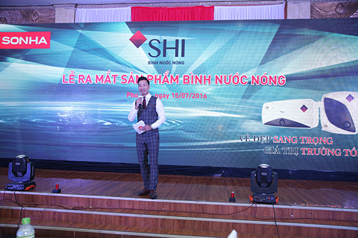 mc-thanh-trung-dan-chuong-trinh-le-ra-mat-binh-nuoc-nong-shi-tai-phu-tho