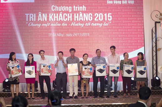 khách mời nhận quà tri ân từ công ty Sơn Hà