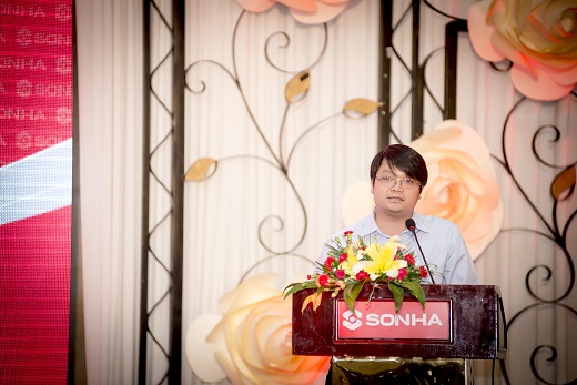 Ông Vi Công Nam giám đốc bán hàng phát biểu hội nghị