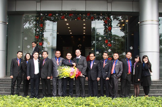 Đoàn đại biểu thành phố Viêng Chăn, Lào chụp ảnh lưu niệm tại công ty Sơn Hà