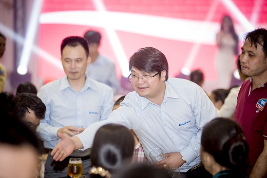 Ông Vi Công Nam bắt tay tri ân khách hàng