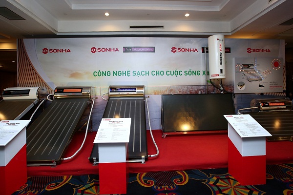 son-ha-gioi-thieu-may-nuoc-nong-nang-luong-mat-troi-thai-duong-nang-dan-ban-cong-balcony-flat