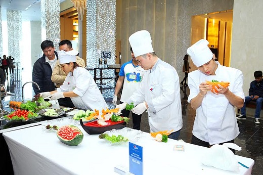 Các đầu bếp hàng đầu tại Hà Nội thể hiện tài khéo léo bên cạnh những sản phẩm chậu rửa cao cấp mới nhất của Sơn Hà