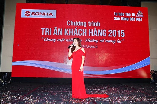 Ca sĩ Ngọc Anh - khách mời của chương trình biểu diễn và giao lưu cùng khách hàng