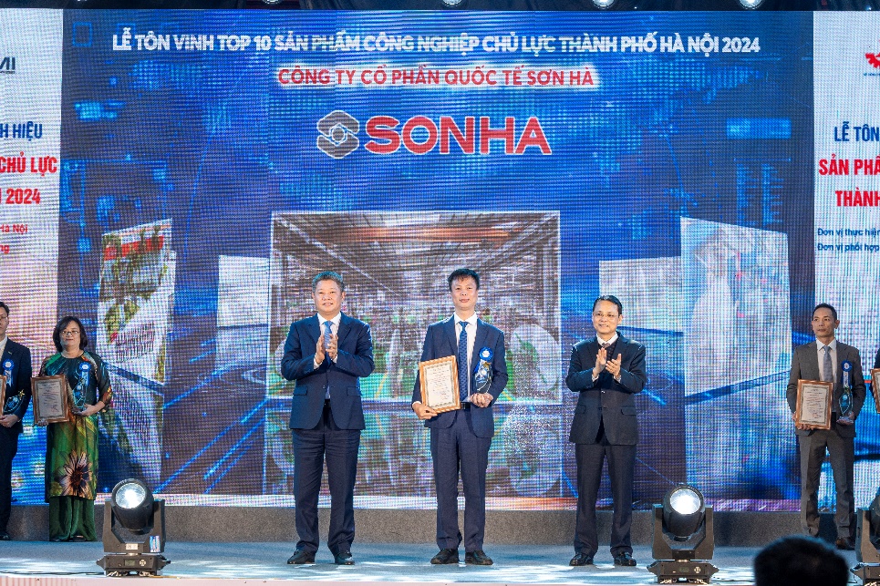 Ông Trần Cứu Quốc – Thành viên Ban Điều hành – Lên nhận giải thưởng cho Top 10.