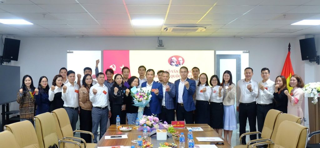 Chi bộ Văn phòng chụp hình lưu niệm