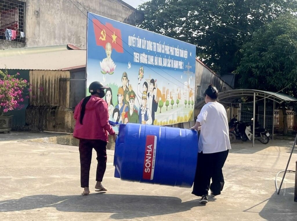 100 bon nuoc duoc td son ha trao tang nguoi dan vung lu tai yen bai 18003 2