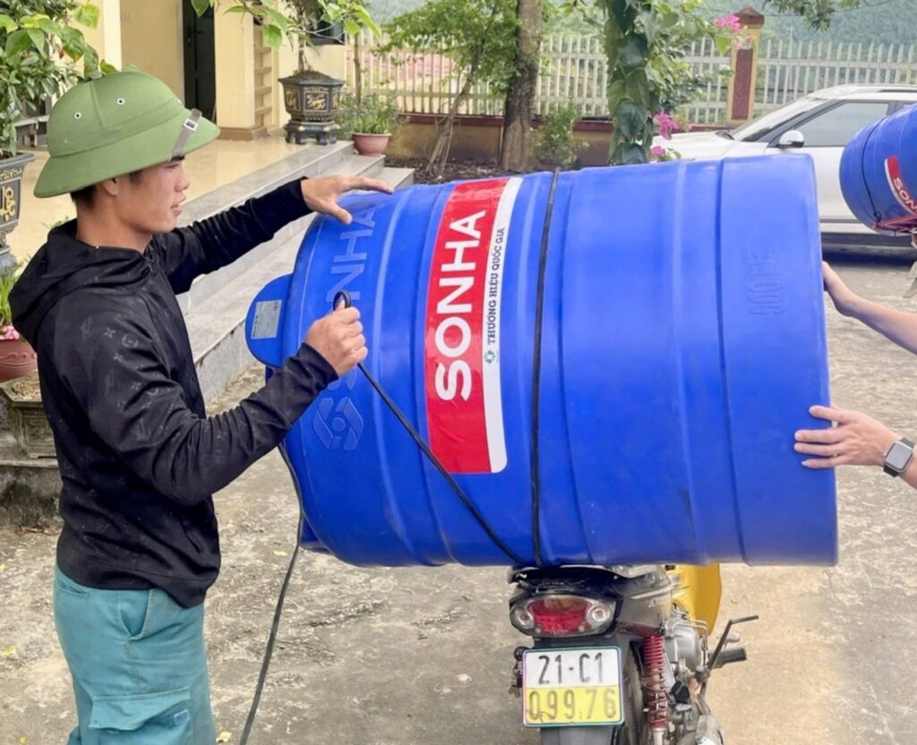 100 bon nuoc duoc td son ha trao tang nguoi dan vung lu tai yen bai 18003 4