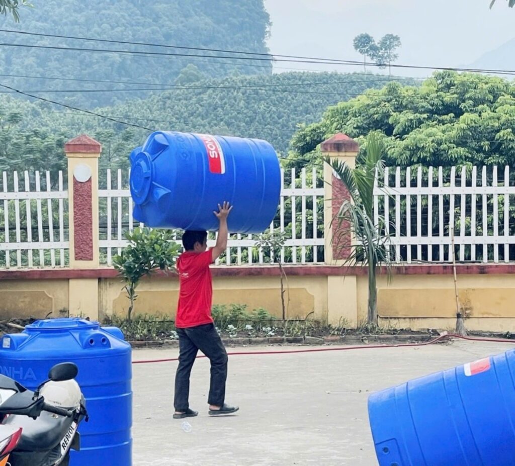 100 bon nuoc duoc td son ha trao tang nguoi dan vung lu tai yen bai 18003 5