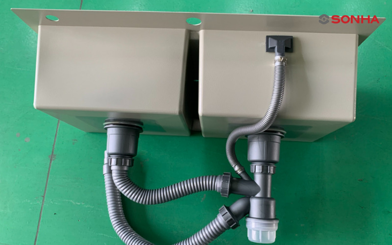 Lắp các gioăng vào các đầu ren của chậu