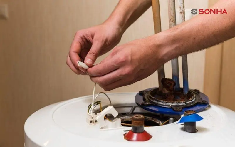 Khi vệ sinh bình nóng lạnh, cần lưu ý một số điều quan trọng để đảm bảo an toàn và độ bền của thiết bị