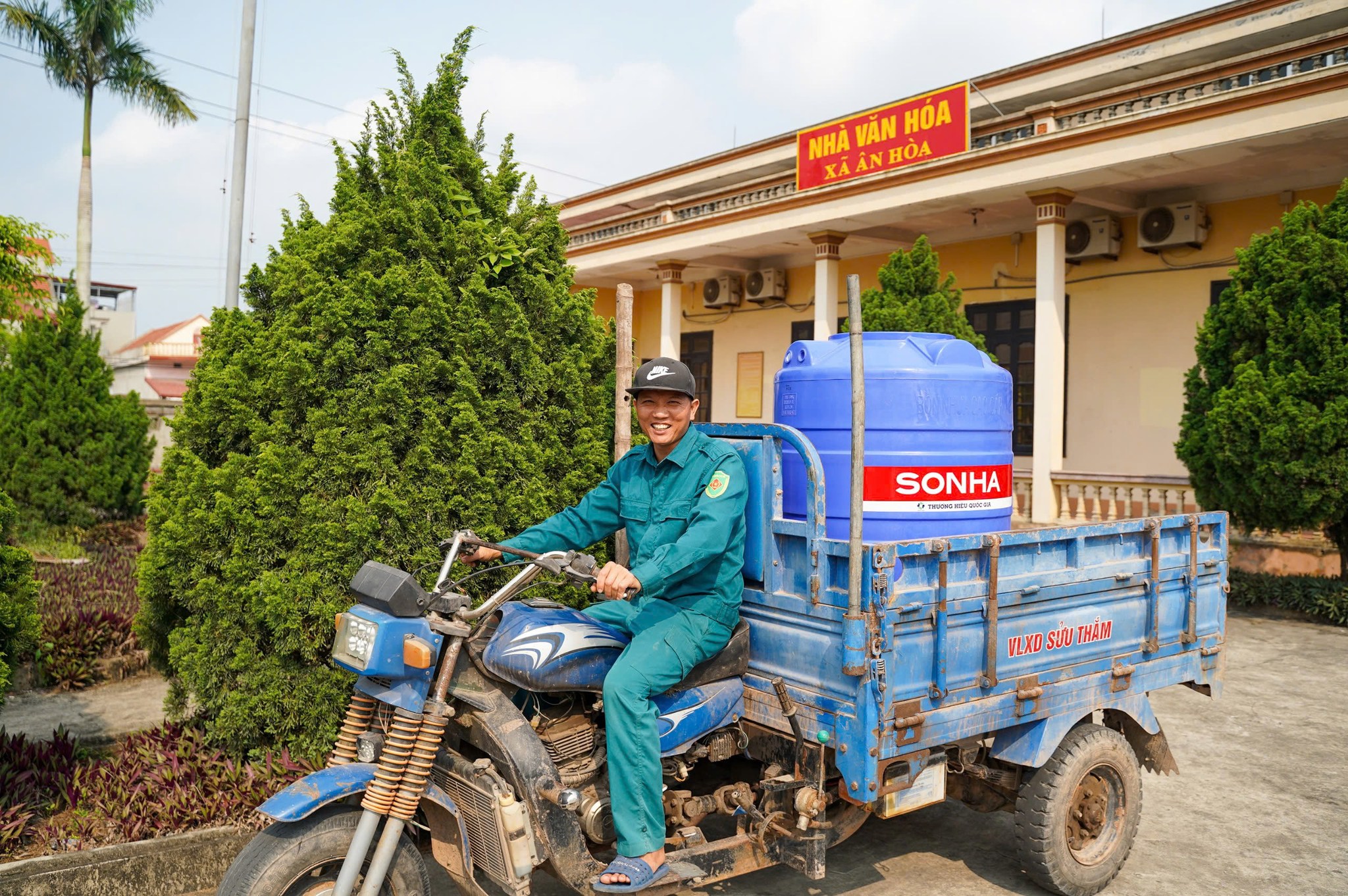 Người dân xã Ân Hoà với nụ cười rạng rỡ khi nhận được những chiếc bồn nước ấm áp nghĩa tình của Sơn Hà.