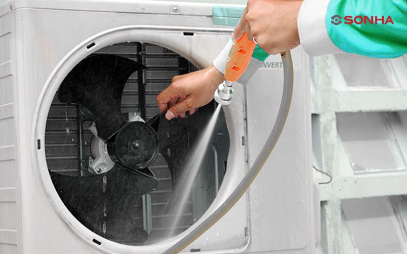 Bạn hãy sử dụng chổi mềm và máy bơm áp lực để vệ sinh cục nóng điều hoà