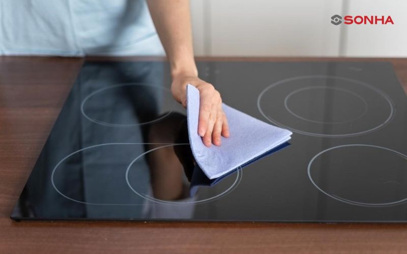 Nước tràn vào bếp không chỉ làm bếp từ đột ngột mất nguồn, ngừng hoạt động mà còn tiềm ẩn nguy cơ chập cháy nghiêm trọng