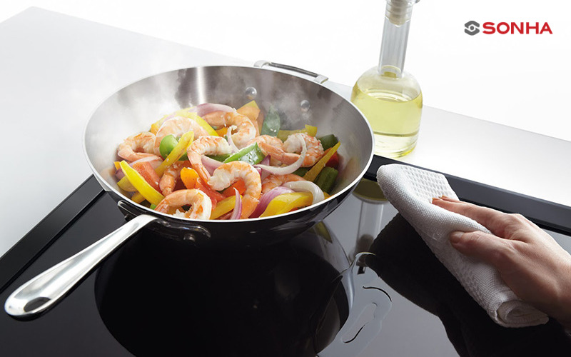Khi bảng điều khiển cảm ứng bị ướt sẽ khiến bếp từ không mở lên được