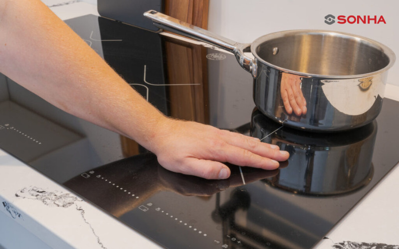Bảng điều khiển gặp sự cố khiến bếp từ vào điện nhưng không bật được