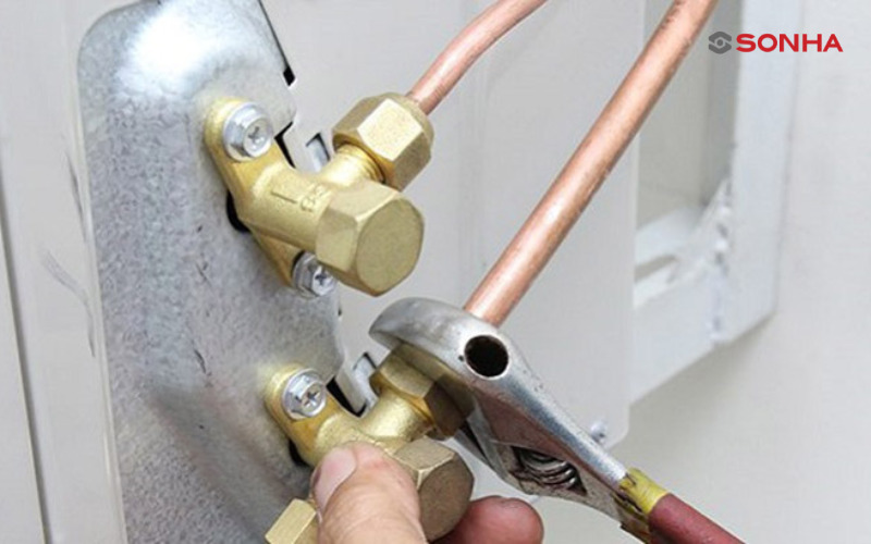 Khóa ga điều hoà là thao tác bắt buộc nhằm đảm bảo thiết bị hoạt động ổn định sau khi bảo trì, lắp đặt lại