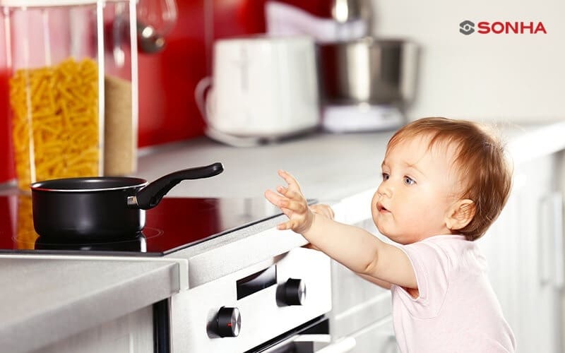 Hạn chế để trẻ em tiếp cận khu vực đang nấu nướng, nhất là khi sử dụng bếp từ