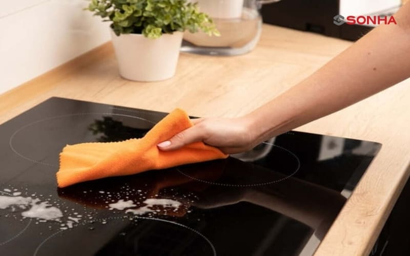 Hãy luôn vệ sinh bếp đúng cách sau mỗi lần sử dụng để đảm bảo cảm ứng bếp từ hoạt động chính xác