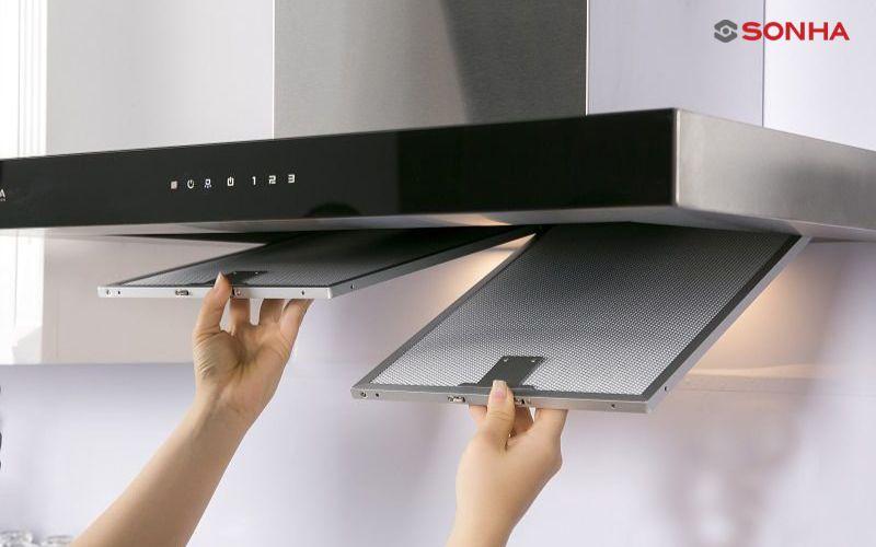 Hãy vệ sinh máy hút mùi kịp thời khi thấy máy kêu to, hút yếu, không sạch khói, bám đầy bụi bẩn và dầu mỡ