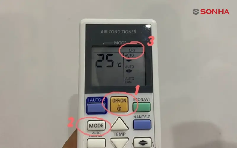 Để kích hoạt chế độ hút ẩm trên điều hòa, bạn chỉ cần làm theo 2 bước đơn giản.