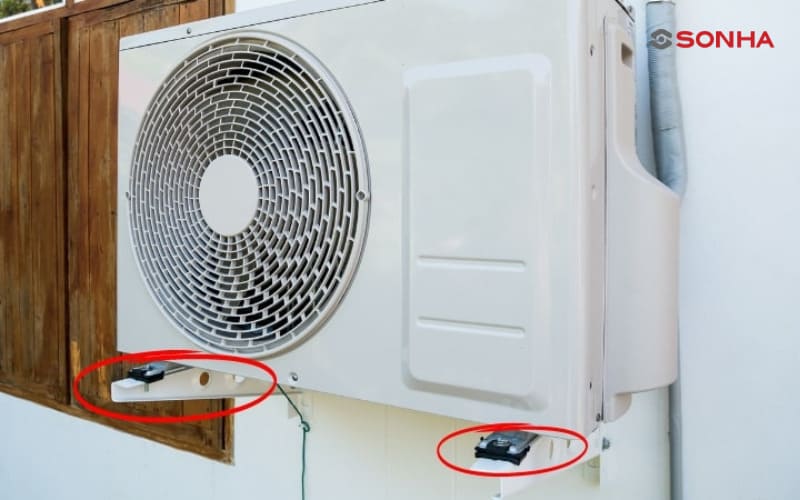 Các ron cao su bị chai cứng hoặc hư hỏng sẽ tạo ra khoảng hở khiến cục nóng điều hòa kêu to