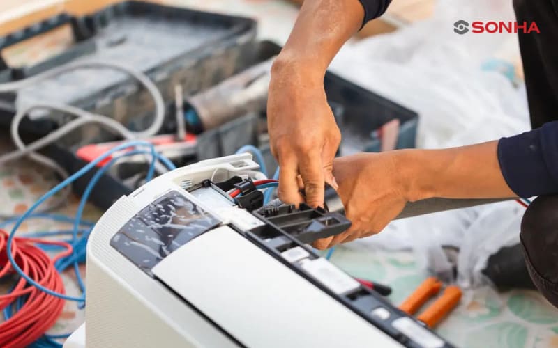 Nếu các vật thể lạ bị mắc kẹt bên trong dàn nóng có thể khiến điều hòa kêu to