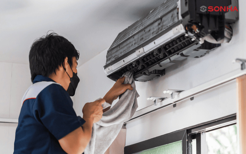 Vệ sinh điều hòa là một trong những giải pháp hạn chế tình trạng điều hòa phát ra tiếng ồn