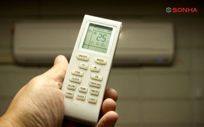 Ngoài nút Display, trên remote điều hòa còn có nhiều nút chức năng khác giúp người dùng tùy chỉnh hoạt động phù hợp với nhu cầu