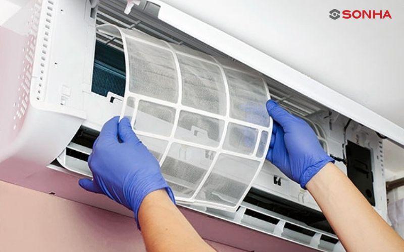 Vệ sinh điều hòa định kỳ, ít nhất 6 - 12 tháng một lần, giúp bảo vệ thiết bị và duy trì không khí sạch, đảm bảo hiệu quả hoạt động