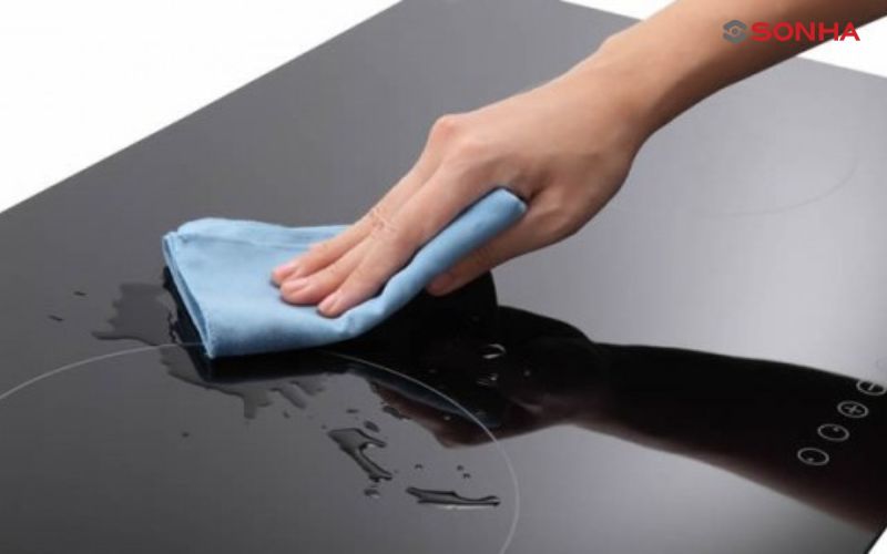 Vệ sinh sạch sẽ mặt kính sau khi nấu ăn