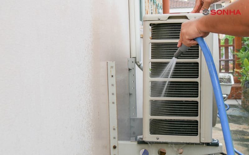 Trong quá trình vệ sinh điều hoà, nên điều chỉnh lực phun nước phù hợp để tránh làm hỏng bo mạch điện tử