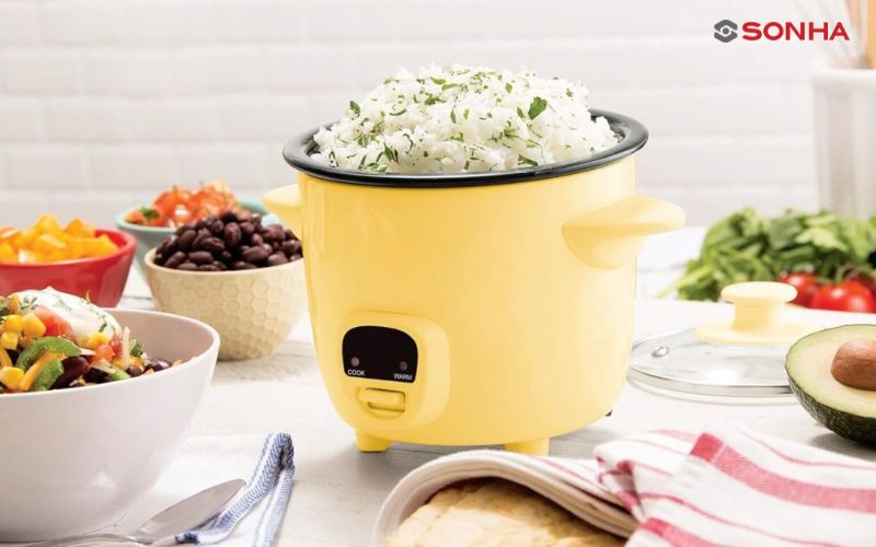 Nồi cơm mini có thiết kế nhỏ gọn, đủ cho 1 - 2 người ăn