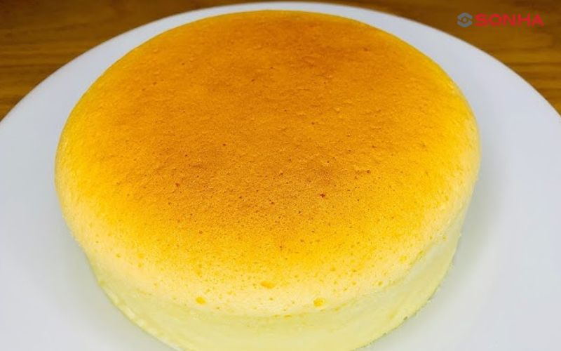 Để bánh bông lan phồng đẹp, bạn nên đánh lòng trắng trứng đạt độ chóp mềm, nhọn và hướng sang một bên