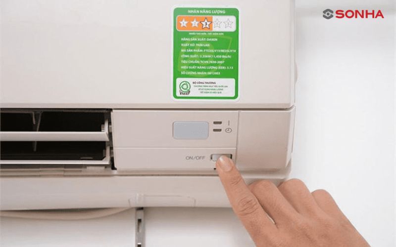 Mở máy lạnh bằng nút nguồn