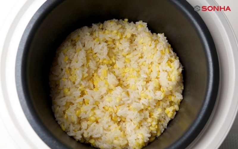 Đối với gạo nếp, bạn nên vô sạch rồi ngâm trước nước 3 - 4 tiếng và rửa lại để gạo sạch, hạt gạo mềm