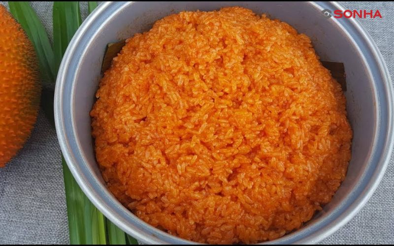 Để xôi thơm và dẻo, bạn nên mở nắp nồi thường xuyên để xới gạo và lâu nước đọng trên nắp nồi