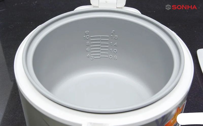 Lòng nồi cơm điện hợp kim nhôm có khả năng truyền nhiệt nhanh, nhẹ và giá hợp lí